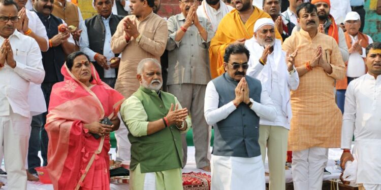 प्रभारी मंत्री राकेश सिंह ने मां नर्मदा नदी के दर्शन कर की पूजा अर्चना