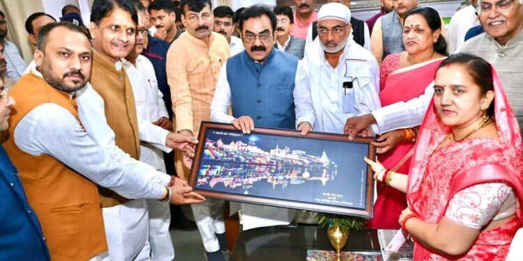 प्रभारी मंत्री राकेश सिंह को नपाध्यक्ष नीतू महेंद्र यादव सहित जनप्रतिनिधियों ने भेंट किया मां नर्मदा का स्मृति चिन्ह….