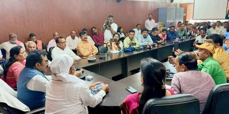 प्रभारी मंत्री राकेश सिंह के समक्ष नर्मदापुरम में अवैध शराब विक्रय का गंभीर मामला मीडिया ने उठाया,मुख्यमंत्री के प्रतिबंधात्मक आदेश के बावजूद नर्मदा किनारे धार्मिक नगरी में कहां से आ रही अवैध शराब की खेप…..?