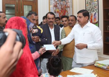*”शौर्य चक्र”से सम्मानित वीर सपूत के परिजनों को “मुख्यमंत्री यादव ने सौंपी एक करोड़ की सम्मान राशि……*
