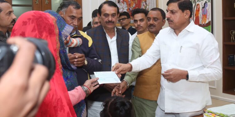 *”शौर्य चक्र”से सम्मानित वीर सपूत के परिजनों को “मुख्यमंत्री यादव ने सौंपी एक करोड़ की सम्मान राशि……*