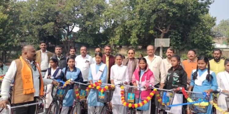 विधायक की उपस्थिति में हुआ निशुल्क साइकिलों का वितरण,एनसीसी दिवस पर दिलाई शपथ