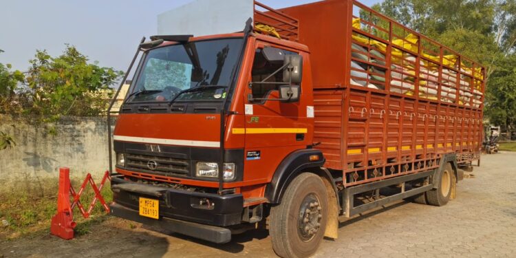 पुलिस अधीकक्ष के निर्देशन पर यातायात पुलिस विभाग द्वारा चलाये जा रहे विशेष अभियान के तहत यातायात के उलघ्न करने वाले ट्रक चालक के विरुद्ध की गईं कार्यवाही