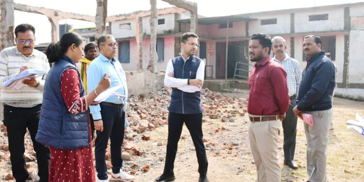 *दूरस्थ वन ग्राम डोमरा व कायरी में बनाये गए वृद्धजनों के आयुष्मान कार्ड*