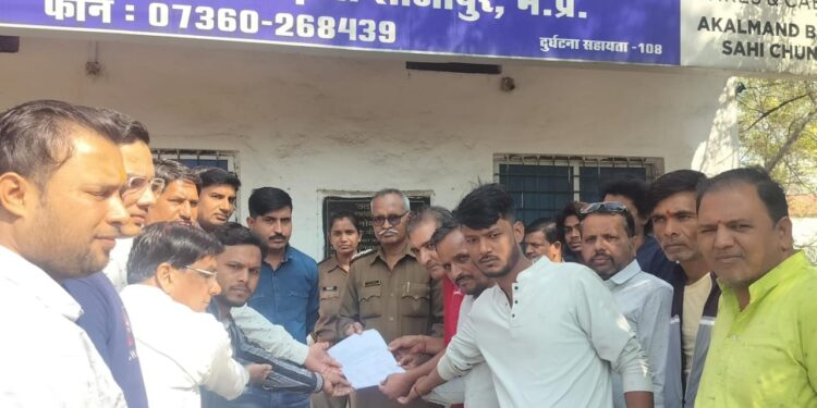 “पुलिस ने दिया पुनः-निष्पक्ष जांच करने का आश्वासन”  कालापीपल राठौर समाजजन द्वारा थाना प्रभारी को निष्पक्ष जांच के लिए सोपा ज्ञापन…!