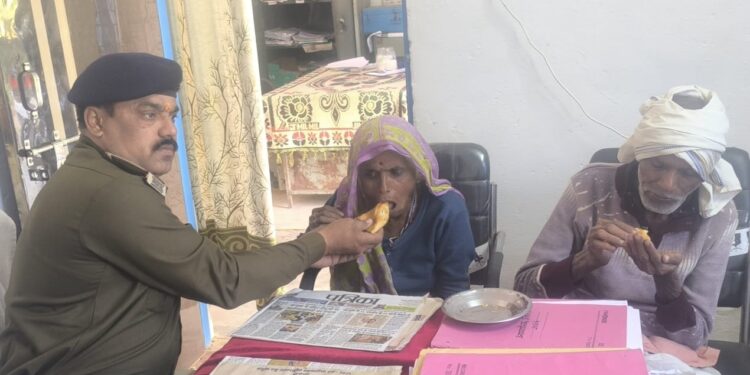 *मानवता* *थाने में फरियाद लेकर आए भूखे बुजुर्ग दंपति को कराया भोजन, फिर सुनी समस्या*