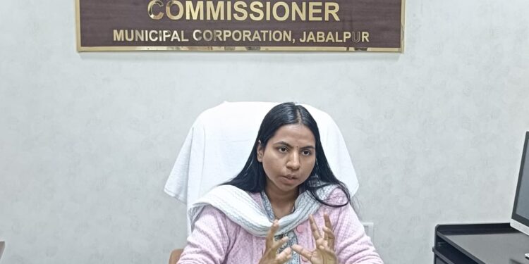 *97 हजार बड़े बकायादारों से 140 करोड़ बकाया करों की राशि जमा कराने राजस्व अमले को निगमायुक्त ने दिया लक्ष्य*  *प्रतिदिन बड़े बकायादारों से घर-घर सम्पर्क कर सूची के अनुरूप बकाया करों की राशि जमा कराएॅं – निगमायुक्त प्रीति यादव*