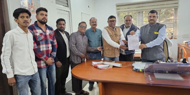 शहर की ऐतिहासिक नेहरू चौक से सराफा तक की रोड को बचाने के लिए एडीएम को सौंपा ज्ञापन, जिला मुख्यालय पर बीच बाजार सीवरेज पाइप लाइन डालने का पार्षद सहित व्यापारियों ने दर्ज़ कराया विरोध…!