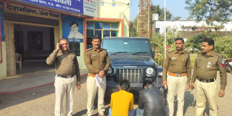 थाना नरयावली पुलिस ने 400 क्वाटर अवैध देशी शराब ,परिवहन में उपयोग करने वाली गाड़ी सहित की जप्त*