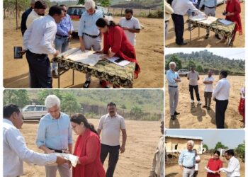 कलेक्टर  दीपक सक्सेना ने आज रांझी तहसील अंतर्गत ग्राम उमरिया में संचालित गौशाला का निरीक्षण किया