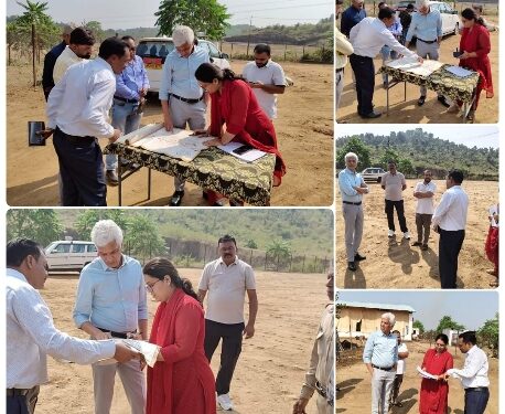 कलेक्टर दीपक सक्सेना ने आज रांझी तहसील अंतर्गत ग्राम उमरिया में संचालित गौशाला का निरीक्षण किया