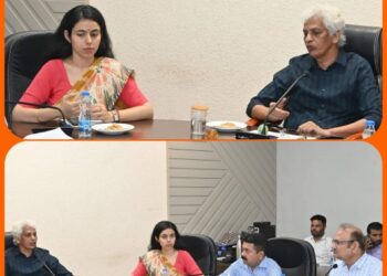 कलेक्‍टर श्री सक्‍सेना ने एपीसी बैठक की तैयारियों का लिया जायजा खाद वितरण में महिला एवं 60 वर्ष से अधिक के किसानों के लिए अलग से क्‍यूलेस काउंटर बनाये जायेंगे धान उपार्जन की समुचित व्‍यवस्‍था सुनिश्चित करें – कलेक्‍टर श्री सक्‍सेना