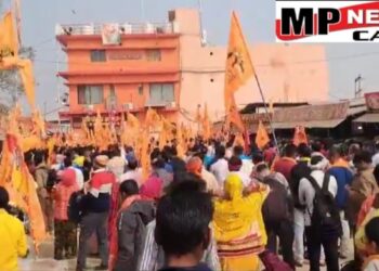 छतरपुर बाबा बागेश्वर की हिंदू एकता पदयात्रा का आगाज, राष्ट्रीय ध्वज फहराकर पं धीरेंद्र शास्त्री ने की शुरुआत, 9 दिनों में 160 किमी की यात्रा करेंगे, कदारी गांव में पहला पड़ाव VIDEO