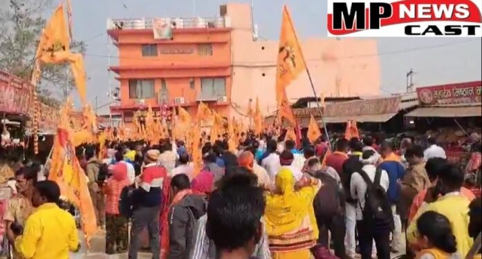 छतरपुर बाबा बागेश्वर की हिंदू एकता पदयात्रा का आगाज, राष्ट्रीय ध्वज फहराकर पं धीरेंद्र शास्त्री ने की शुरुआत, 9 दिनों में 160 किमी की यात्रा करेंगे, कदारी गांव में पहला पड़ाव VIDEO