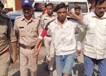 पुलिस ने एक गुंडे का उसी इलाके में जुलूस निकाला, जहां वो रंगदारी कर रहा था देखे VIDEO. अपराध करना पाप है, पुलिस हमारी बाप