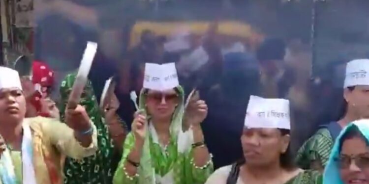 भोपाल -वर्ग 1 और वर्ग 2 की परीक्षा 2023, का रिजल्ट आने के बाद भी अभी तक नौकरी का इंतजार कर रहे शिक्षकों ने किया अनोखा प्रदर्शन VIDEO