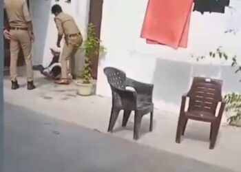देखिऐ दरोगा का वायरल VIDEO