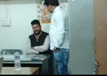 देखें VIDEO कार्यपालन यंत्री रमेश वर्मा को रिश्वत लेते हुए गिरफ्तार किया