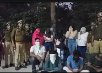 देखिऐ VIDEO मसाज पार्लर के नाम पर चल रहा था हनी ट्रेप का अड्डा, बैंक कर्मी से 3 लाख वसूल चुकी थी.. 5 की और थी डिमांड