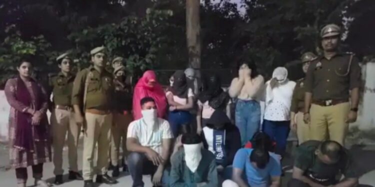 देखिऐ VIDEO मसाज पार्लर के नाम पर चल रहा था हनी ट्रेप का अड्डा, बैंक कर्मी से 3 लाख वसूल चुकी थी.. 5 की और थी डिमांड
