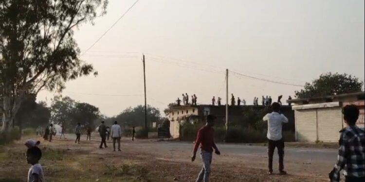 *बड़वारा थाना क्षेत्र रेत कंपनी के गुर्गो व ग्रामीणों के बीच हुई झड़प, पत्थर बरसाते हुए एक दूसरे पर वीडियो वायरल