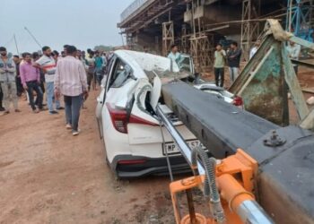 रीठी देवरी रेल्वे फाटक पर खड़ी कार मे गिरी क्रेन मशीन एक महिला दो बच्चे समेत चार घायल
