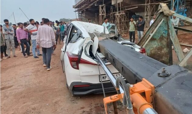 रीठी देवरी रेल्वे फाटक पर खड़ी कार मे गिरी क्रेन मशीन एक महिला दो बच्चे समेत चार घायल