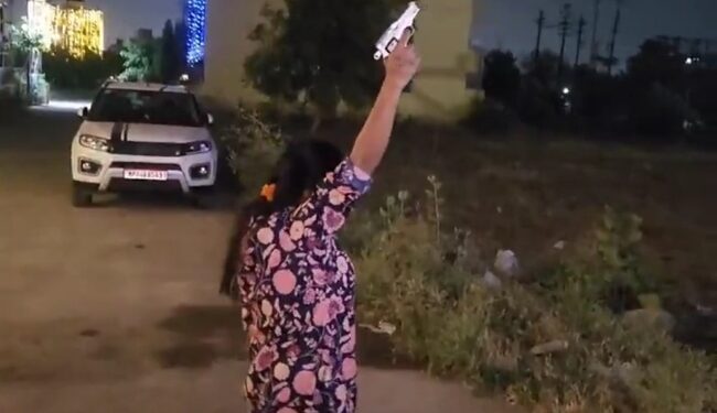 पिस्टल से महिला ने किया हवाई फायर, सोशल मीडिया पर वीडियो हुआ वायरल, जांच में जुटी पुलिस