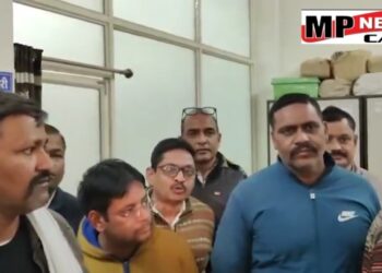 खनिज अधिकारी दीपक सक्सेना और उनके सहायक दीपक भार्गव को लोकायुक्त ने रिश्वत लेते पकड़ा, देखे  VIDEO