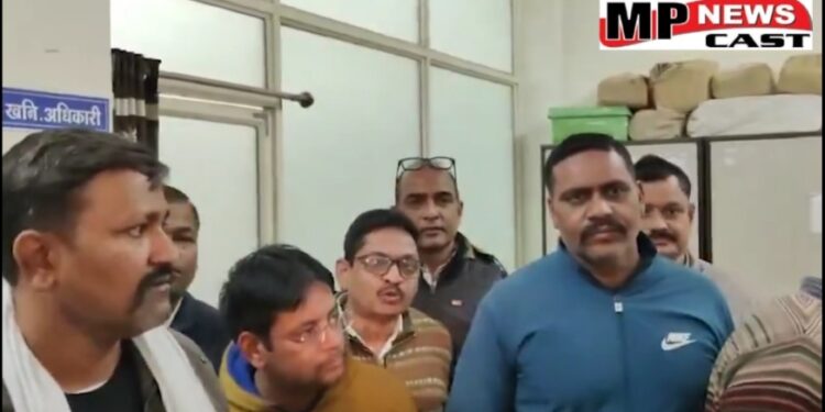 खनिज अधिकारी दीपक सक्सेना और उनके सहायक दीपक भार्गव को लोकायुक्त ने रिश्वत लेते पकड़ा, देखे  VIDEO