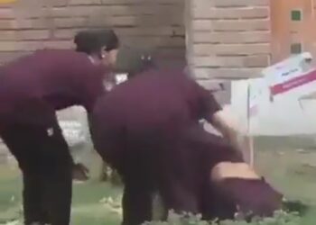 वायरल वीडियो एक प्राइवेट यूनिवर्सिटी की बताई जा रही है। जिसमे किसी बात को लेकर 2 छात्राए आपस मे भिड़ गई