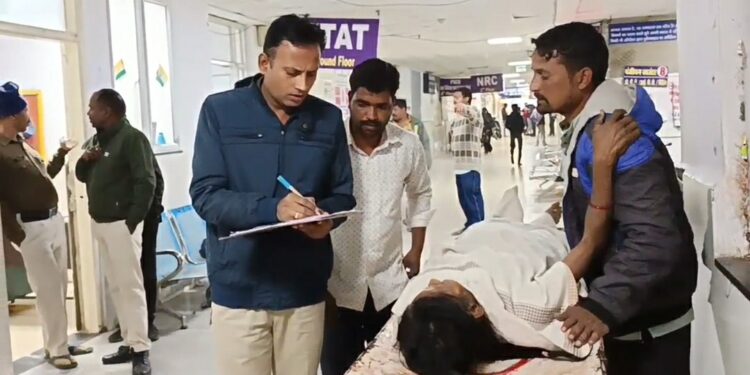 *अमरवाड़ा के तेंदनी माल में जंगली सूअर का आतंक, दो ग्रामीण एवं आधा दर्जन मवेशियों को सुअर ने काटा*  एंबुलेंस 108 की मदद से सिविल अस्पताल अमरवाड़ा में भर्ती