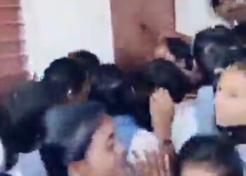 इंटर कॉलेज में लड़कियों के बाथरूम से कैमरा पकड़ा गया