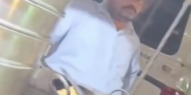 वायरल VIDEO 40 का मोमो 10 में न देने का खामियाजा, गरीब का ठेला नहीं लगेगा. पुलिस कर्मी का आदेश