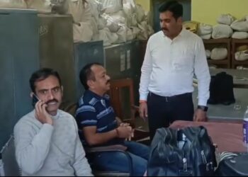 सहकारिता विभाग के घूसखोर निरीक्षक को लोकायुक्त की टीम ने 6 हजार रुपए की घूस लेते रंगे हाथों धर दबोचा