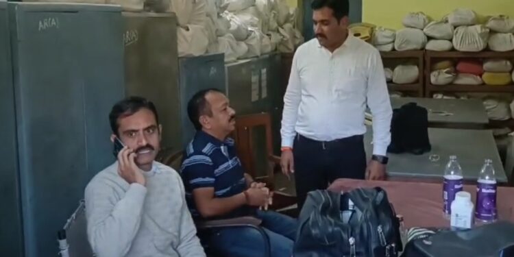 सहकारिता विभाग के घूसखोर निरीक्षक को लोकायुक्त की टीम ने 6 हजार रुपए की घूस लेते रंगे हाथों धर दबोचा