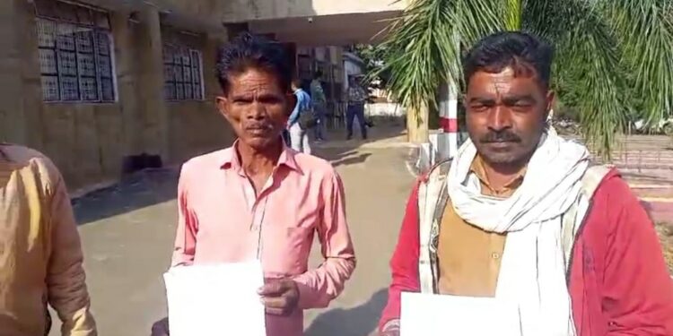 कटनी जिले के स्लीमनाबाद क्षेत्र के बनेहरी गांव में गोठान की शासकीय जमीन जो लगभग तीन एकड़ की बताई जा रही है उस पर चार साल से एक आरआई द्वारा कब्बा कर जमीन पर खेती करने की शिकायत कलेक्टर कार्यालय पहुंची VIDEO