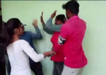 स्कूल के अंदर और बाहर अध्यापक की चप्पलों से पिटाई की वीडियो सोशल मीडिया पर तेजी से हो वायरल 