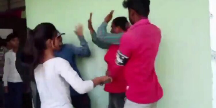 स्कूल के अंदर और बाहर अध्यापक की चप्पलों से पिटाई की वीडियो सोशल मीडिया पर तेजी से हो वायरल 