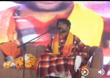 पंडित धीरेंद्र शास्त्री बोले हम किसी धर्म के खिलाफ नहीं लेकिन सीधी-सादी बात कायदे में रहोगे तो फायदे में रहोगे। हिंदुस्तान में रहने वाला हर व्यक्ति हिंदू है चाहे वह मुस्लिम हो या ईसाइ। हिंदू एक धर्म, मजहब नहीं है बल्कि जीवन जीने की एक शैली है देखे Video
