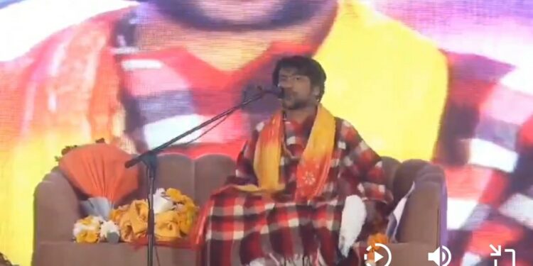 पंडित धीरेंद्र शास्त्री बोले हम किसी धर्म के खिलाफ नहीं लेकिन सीधी-सादी बात कायदे में रहोगे तो फायदे में रहोगे। हिंदुस्तान में रहने वाला हर व्यक्ति हिंदू है चाहे वह मुस्लिम हो या ईसाइ। हिंदू एक धर्म, मजहब नहीं है बल्कि जीवन जीने की एक शैली है देखे Video