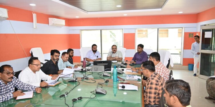 निगमायुक्त नीलेश दुबे ने की राजस्व वसूली की समीक्षा कर वसूली में प्रगति न लाने वालों पर होगी कार्यवाही-आयुक्त