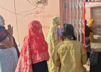 महिलाओं ने अपनाया ‘स्त्री-2 फिल्म’ का फॉर्मूला, हाथ में पत्थर लेकर दबंगों के सामने तोड़ा ताला