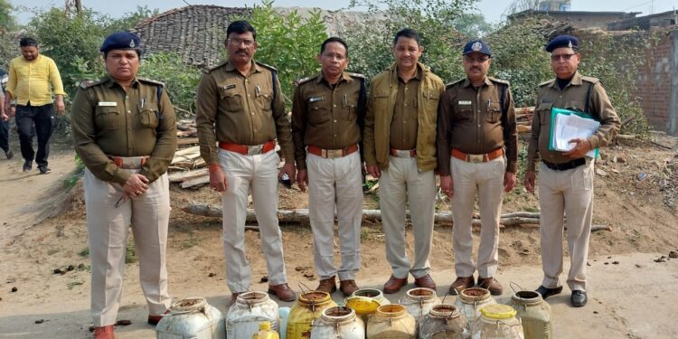मदिरा के अवैध व्यापार में लिप्त व्यक्तियों के यहां आबकारी टीम की दबिश आरोपियों के विरुद्ध 8 प्रकरण पंजीबद्ध