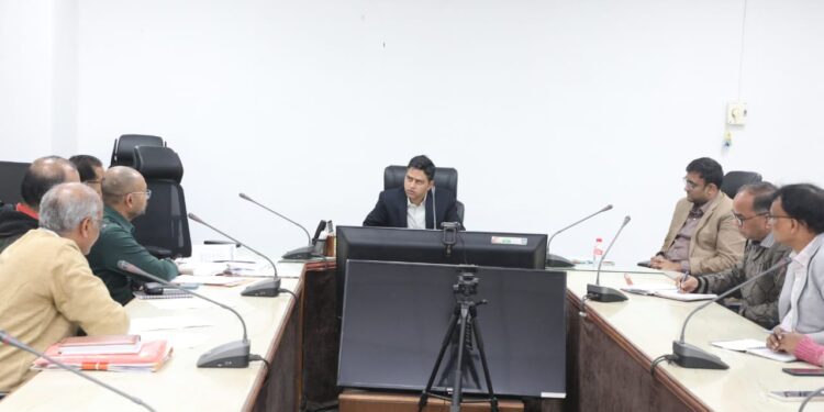 कलेक्टर श्री दिलीप कुमार यादव नें धान उपार्जन कार्य की समीक्षा कर अधिकारियों को दिए आवश्यक निर्देश  परिवहनकर्ता एवं मिलर्स करें  धान का शीघ्र  उठाव  वाहनों की लोडिंग – अनलोडिंग में न हो विलंब  उपार्जन केंद्रों में सुरक्षा के पुख्ता इंतजाम न करने वालों पर करें कार्यवाही