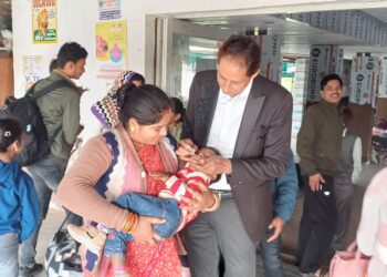राष्ट्रीय पल्स पोलियो अभियान के अंतर्गत आज नरसिंहपुर स्टेशन एवं हॉस्पिटल में 0 से  5 साल तक के सभी बच्चों को रेलवे चिकित्सक द्वारा पोलियो की दवा पिलाई जा रही है.