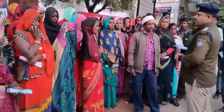 कुठला पुलिस का सतत जनसंवाद जारी *नशेड़ियों के साथ उनके वाहनों पर ना बैठे महिलाएं* *अपनी गोपनीय जानकारी किसी को ना बताएं* *ग्राम पुरैनी में किया इलाका भ्रमण* देखेVIDEO