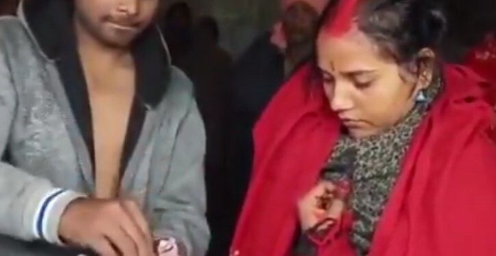 पति ने लोगों को इकट्ठा कर अपनी पत्नी जो कि 3 बच्चों की माँ है और उसके बॉयफ्रेंड जो कि 2 बच्चों का बाप है दोनों की शादी करवा दी