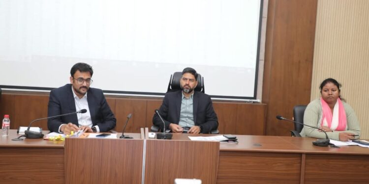 कलेक्टर श्री यादव ने टीएल बैठक में की समय- सीमा प्रकरणों की विस्तार से समीक्षा अधिकारियों को समय-सीमा में प्रकरणों का निराकरण करने दिए निर्देश अपार आई डी की प्रगति पर जताई नाराजगी