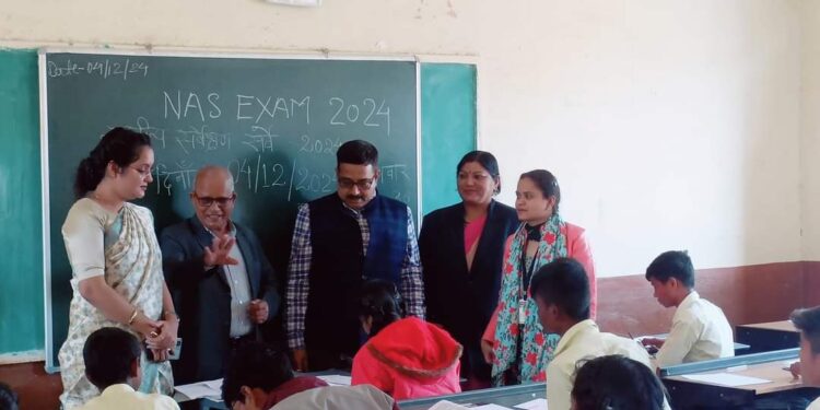 जिला शिक्षा अधिकारी ने किया पहाड़ी निवार स्कूल का निरीक्षण